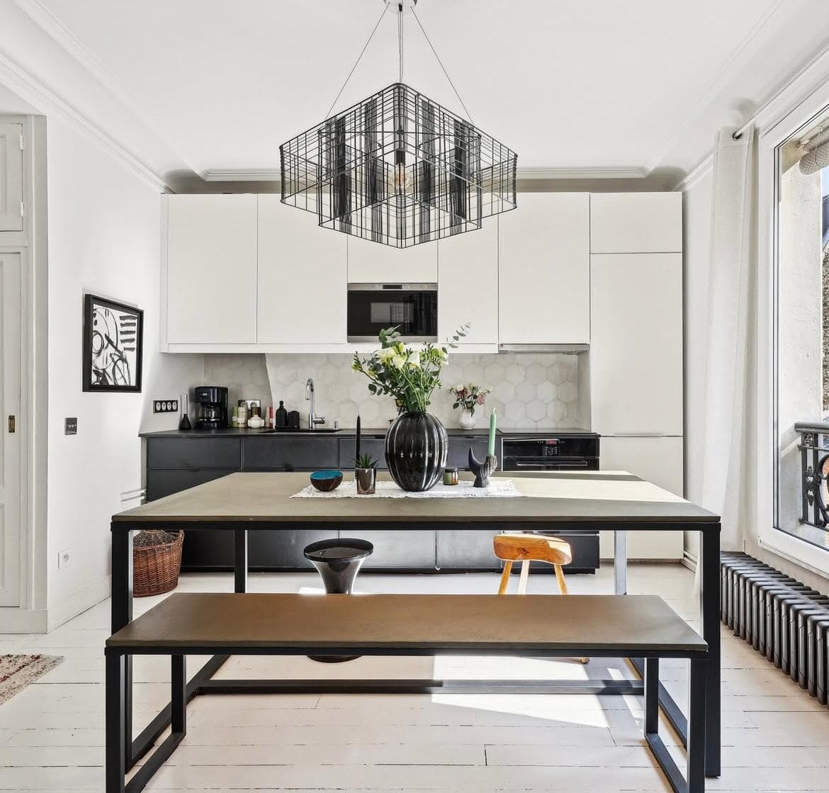 Cuisine ouverte d'un appartement parisien, îlot central et suspension design